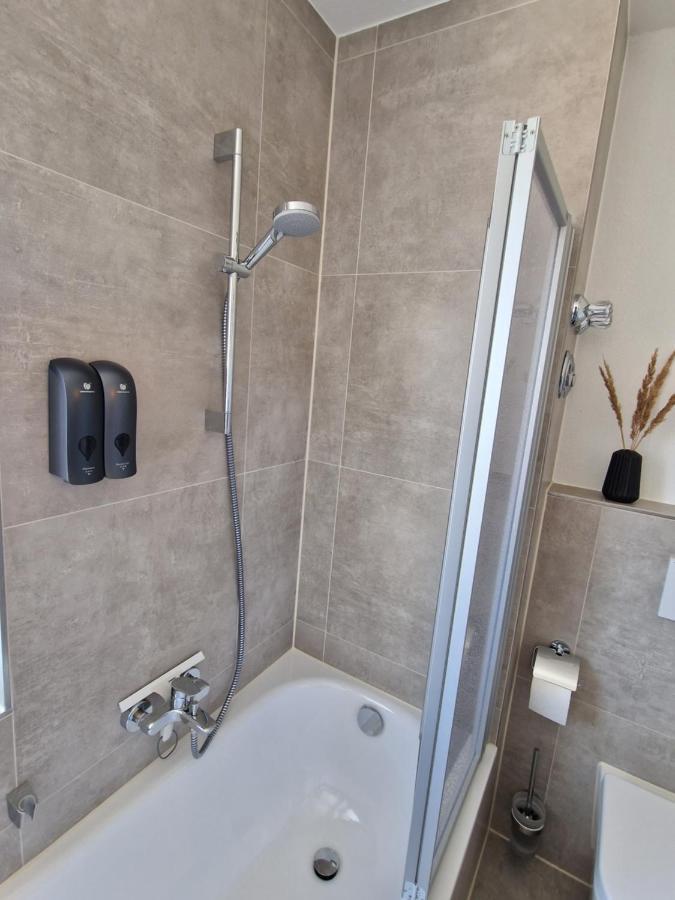 C4S Come4Stay Altoetting - 3-Zi Whg I Zentrale Lage I Parkplatz I Balkon I Wifi I Smarttv I 1 Kingsize, 1 Queensize Bett I Office Arbeitsplatz I Wohnbereich Mit Couch Und Essbereich I Voll Ausgestattete Kueche I Nespresso Екстериор снимка