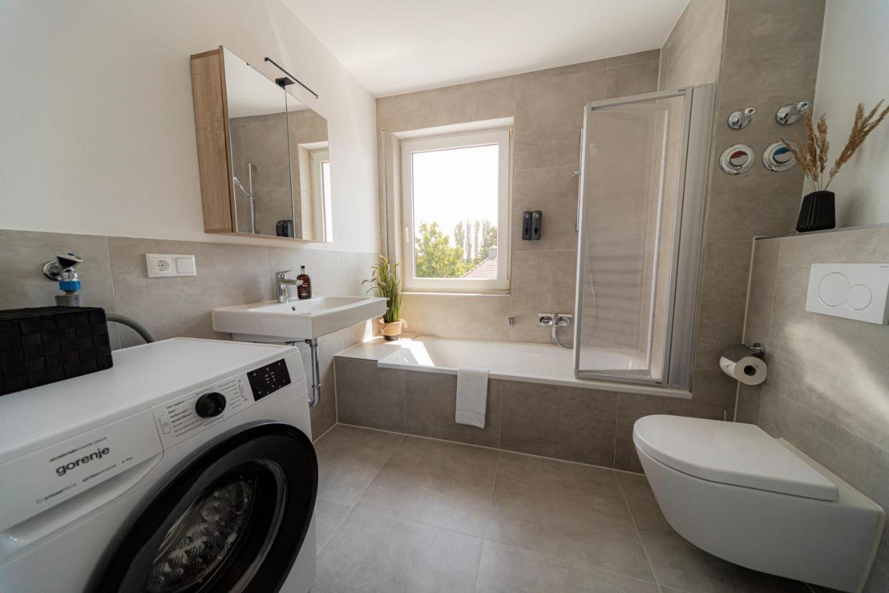 C4S Come4Stay Altoetting - 3-Zi Whg I Zentrale Lage I Parkplatz I Balkon I Wifi I Smarttv I 1 Kingsize, 1 Queensize Bett I Office Arbeitsplatz I Wohnbereich Mit Couch Und Essbereich I Voll Ausgestattete Kueche I Nespresso Екстериор снимка